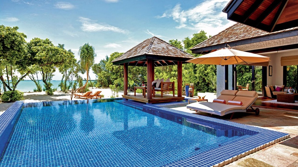 Hideaway Beach Resort & Spa Maldives pool